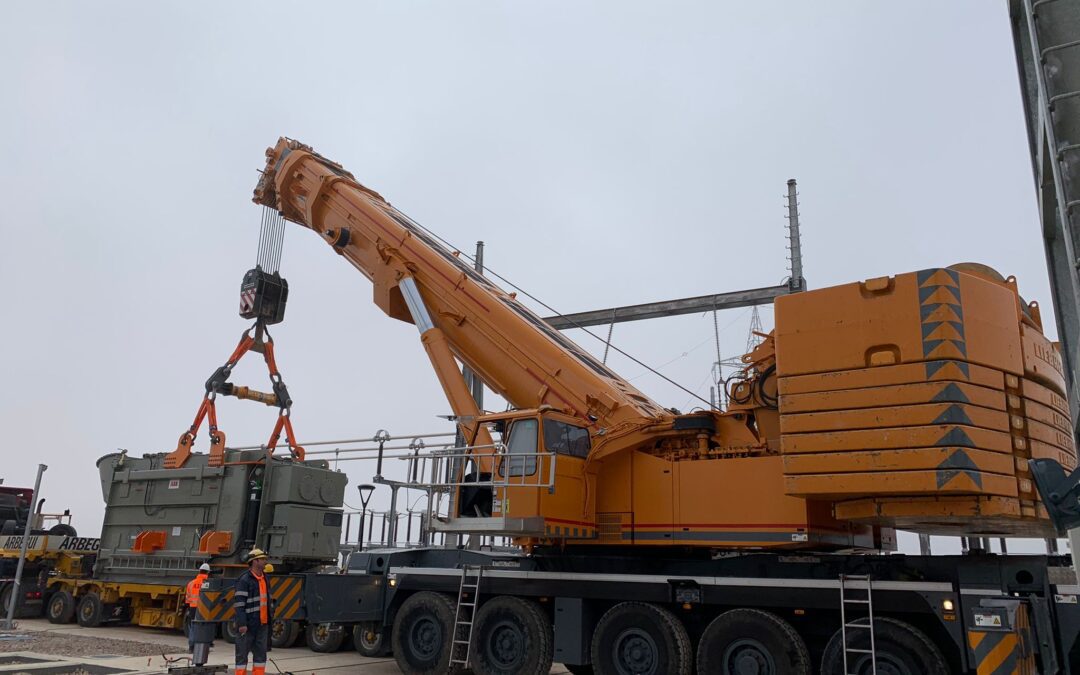 Izados en plantas industriales activas: cada grúa entra con guion técnico